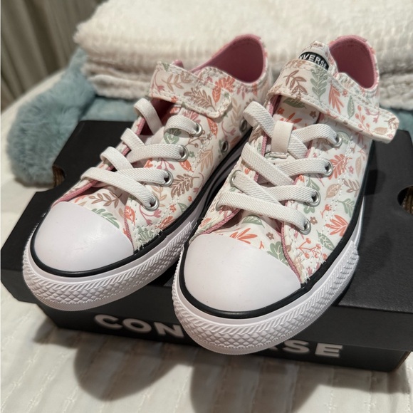 Converse Youth Pink Floral Textile Sneakers Size 1 NIB - Picture 1 of 5